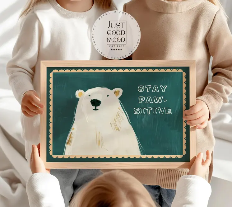 Poster Kinderzimmer Bar . Bear With Me Wortspiel · Lustiges Tierposter mit Spruch . Coole Wanddeko für Kinderzimmer . Dekoprint ohne Rahmen5.80